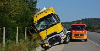 Поляк на 5 ракии „паркира” камиона си в канавката на магистрала „Марица”